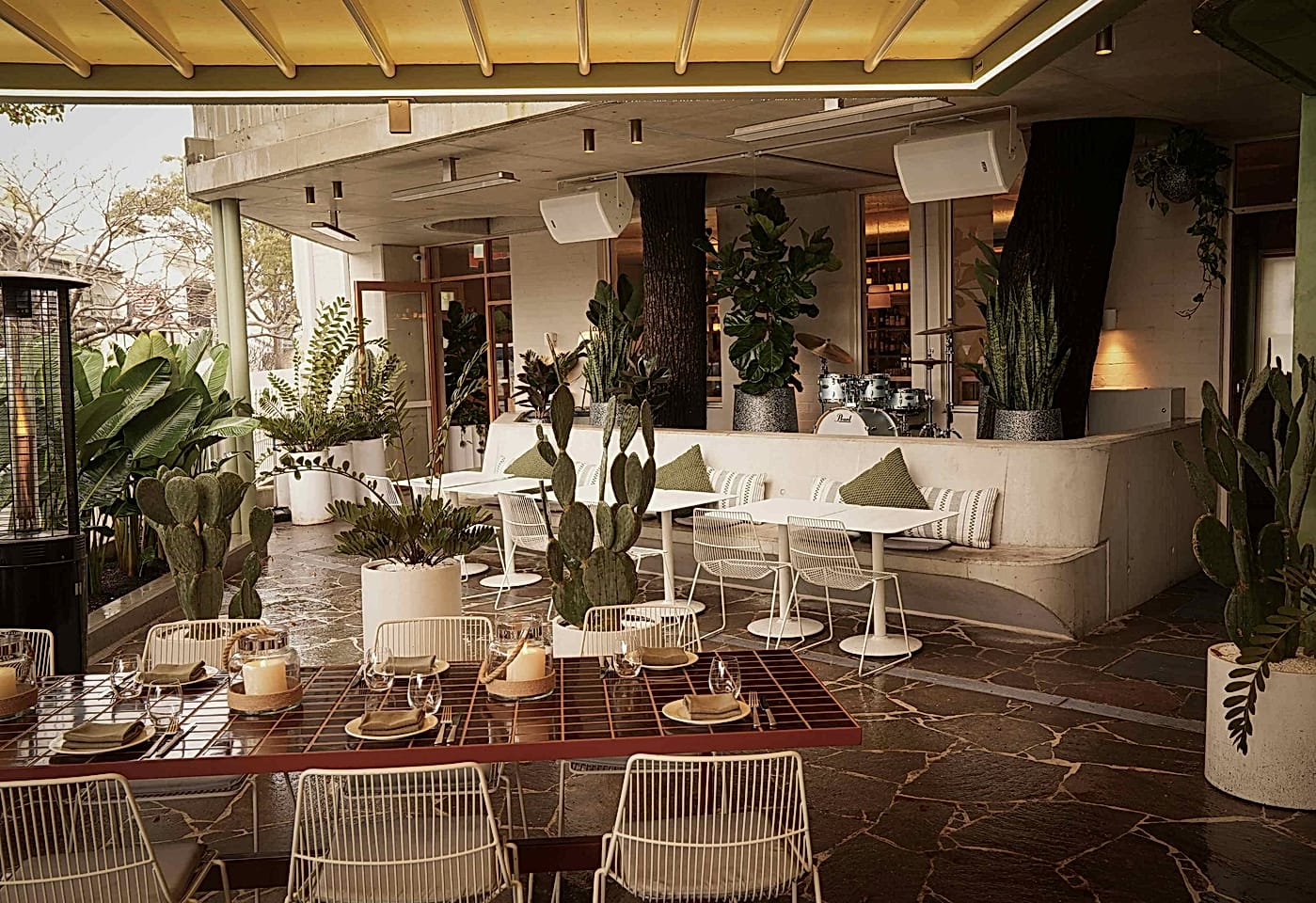 Courtyard. ELLIOTT’S1