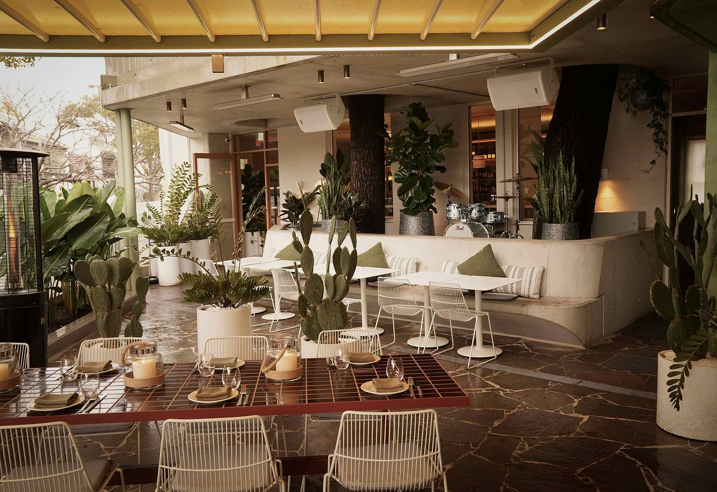 Courtyard. ELLIOTT’S1