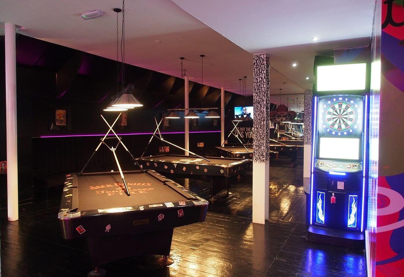 Play games and drink all night in Farringdon: 1920 Bar1