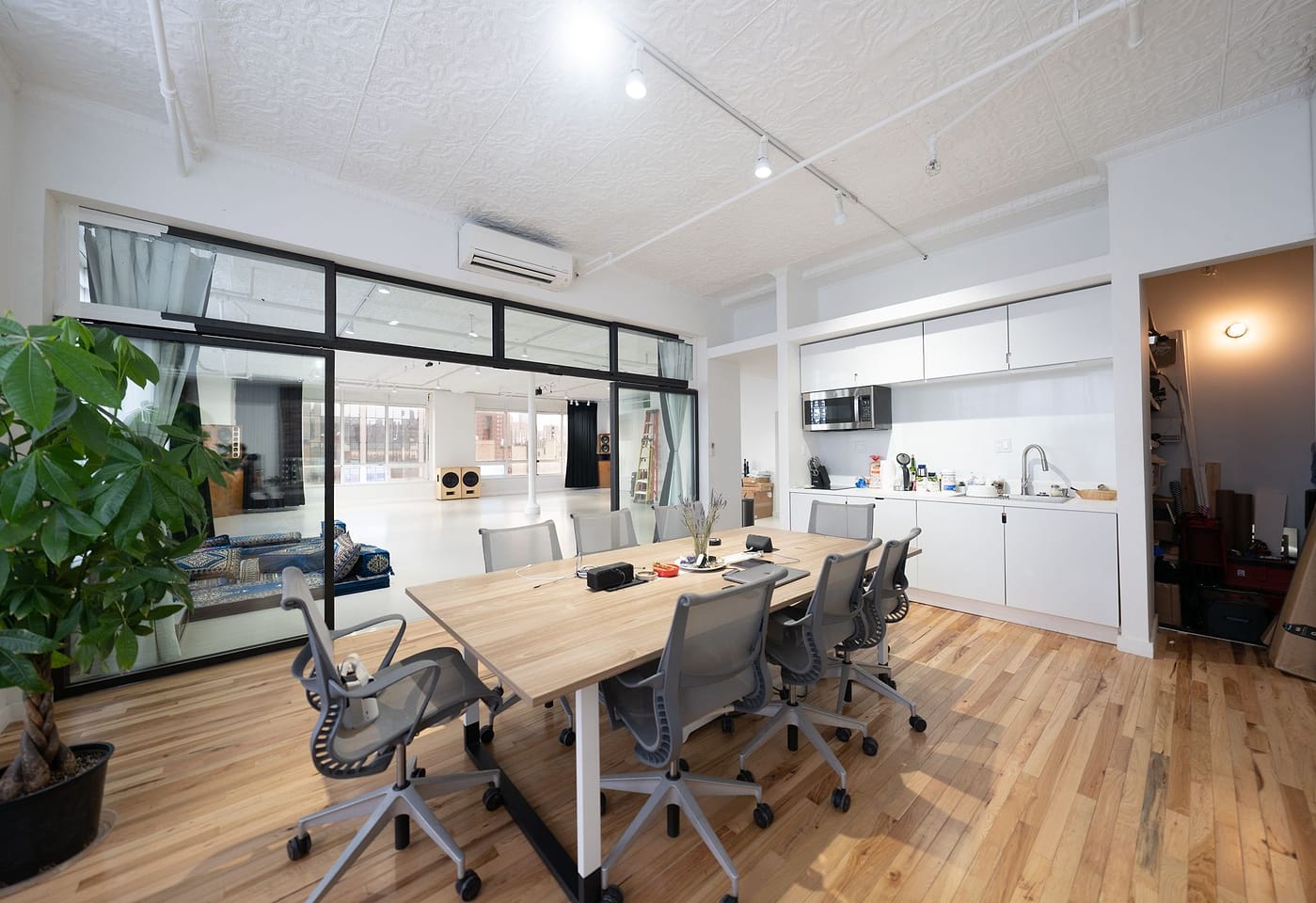 A meeting room in 42n Studios, a conference venue on the Lower East Side in NYC.