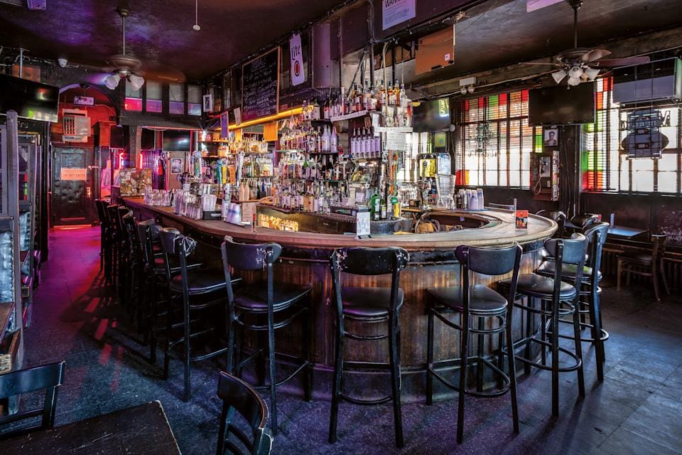 The godfather of dive bars... dun dun: 7b Horseshoe Bar1