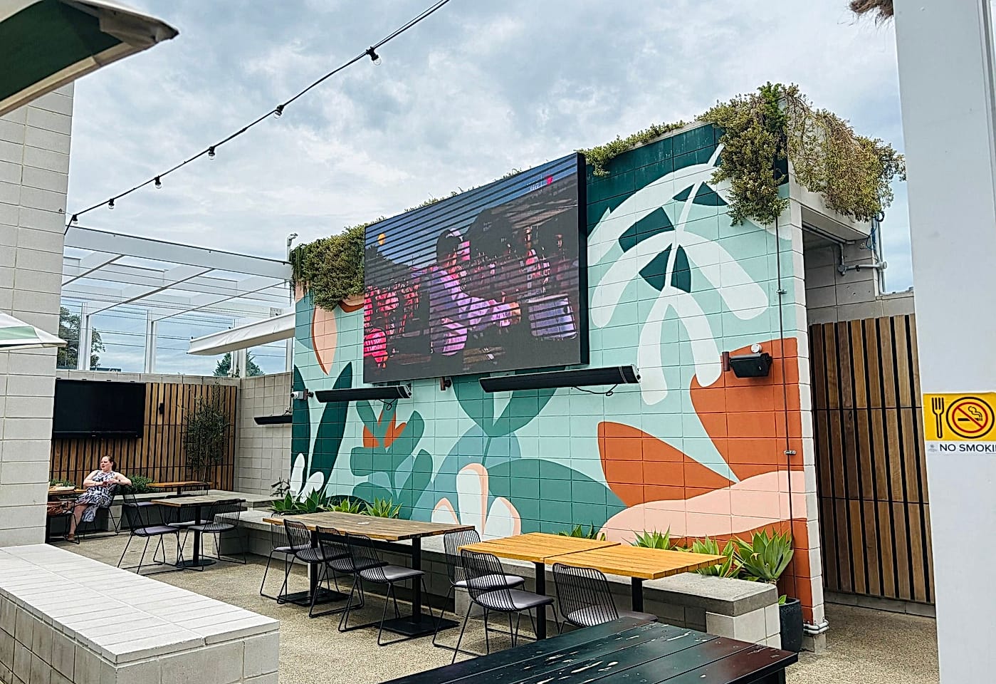 Beer Garden, Brighton Metro Hotel image 3