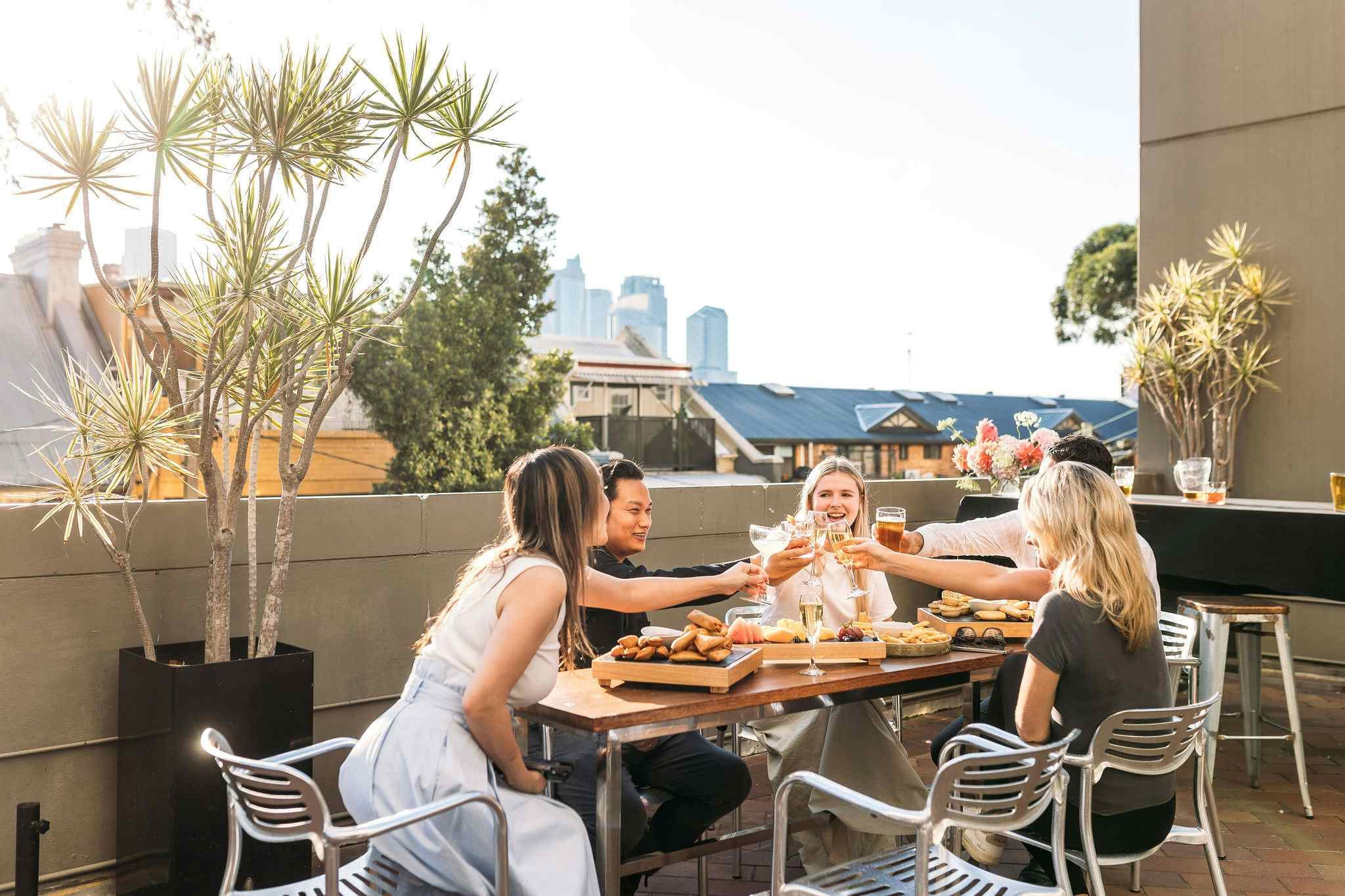 Holiday Inn Sydney Potts Point | People Toasting | Venue Hire Sydney | 3