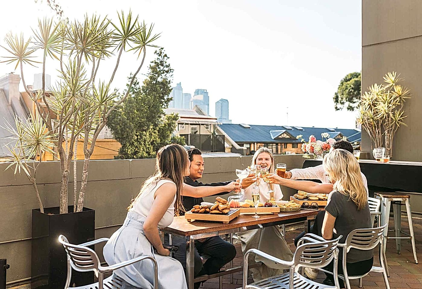 Holiday Inn Sydney Potts Point | People Toasting | Venue Hire Sydney | 3