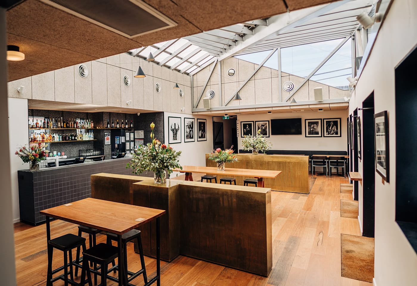 City Bay, Corner Hotel image 2