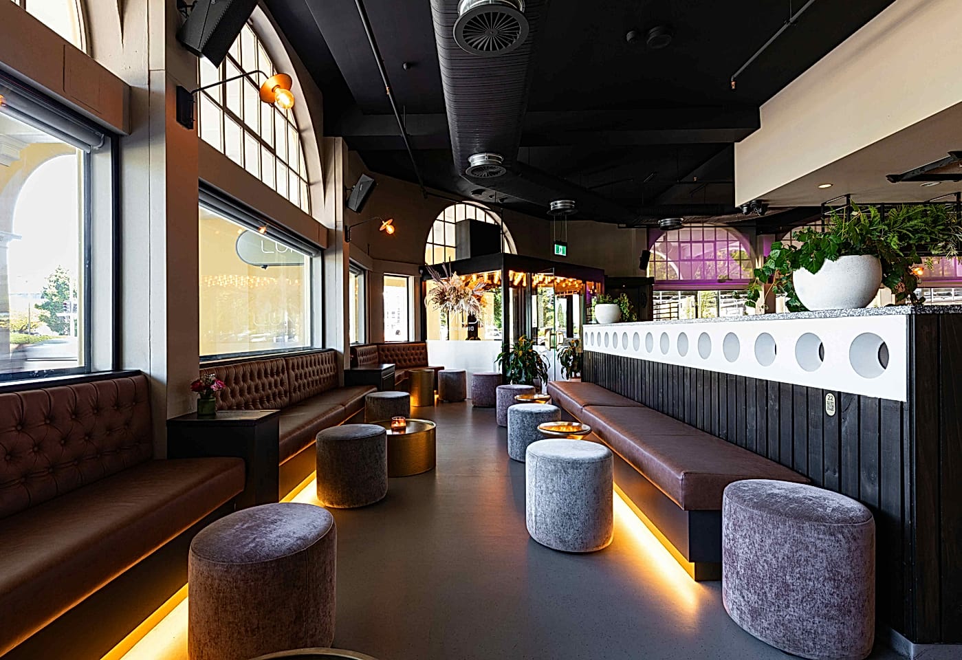 Cocktail Lounge, Luna Bar image 3