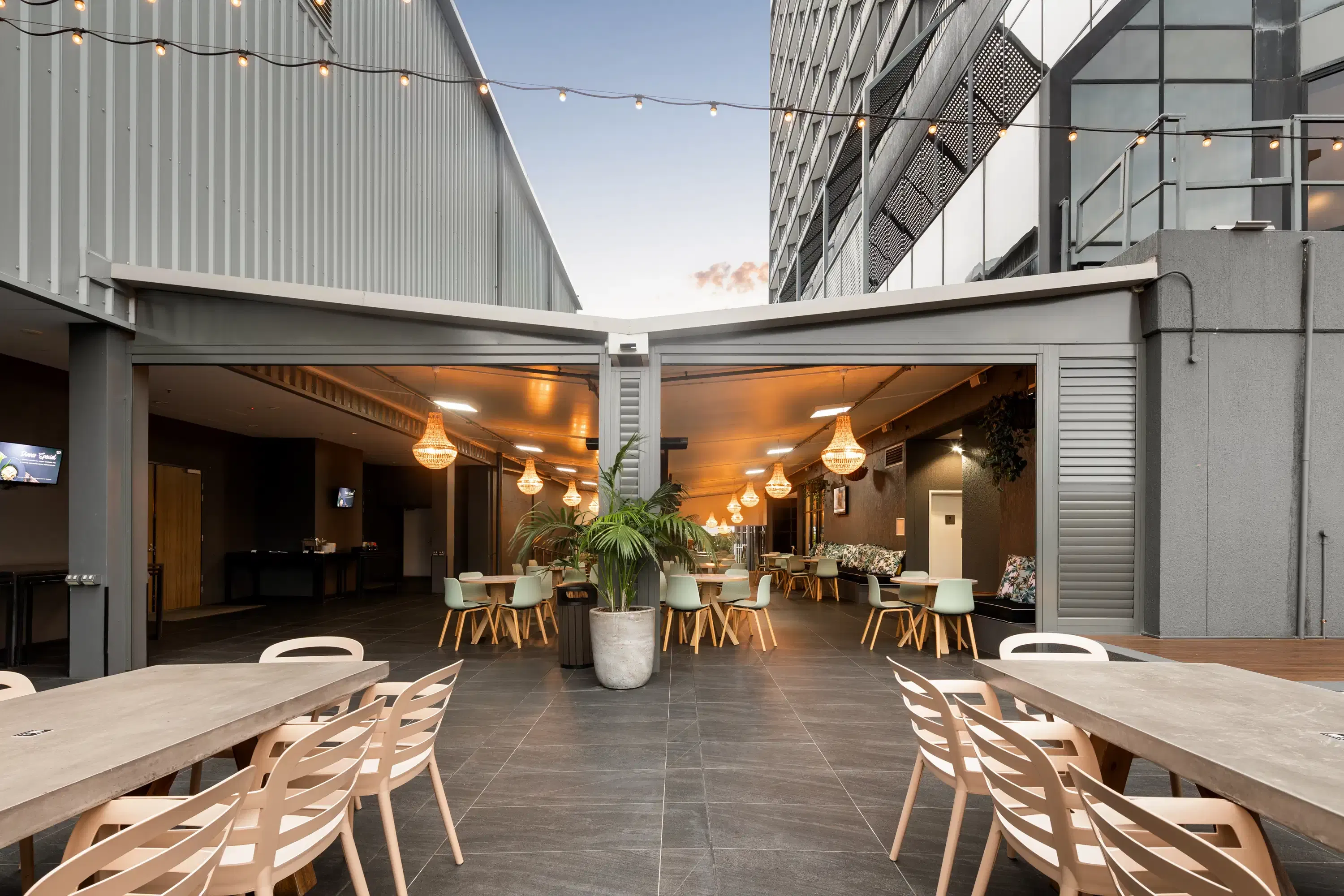 Courtyard, Hotel Grand Chancellor Brisbane image 2