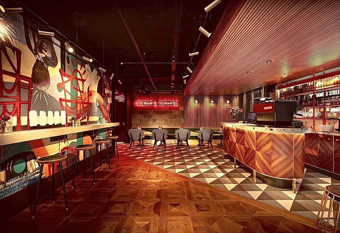 A London art-deco conference room big on presentation: Everyman Broadgate image 3