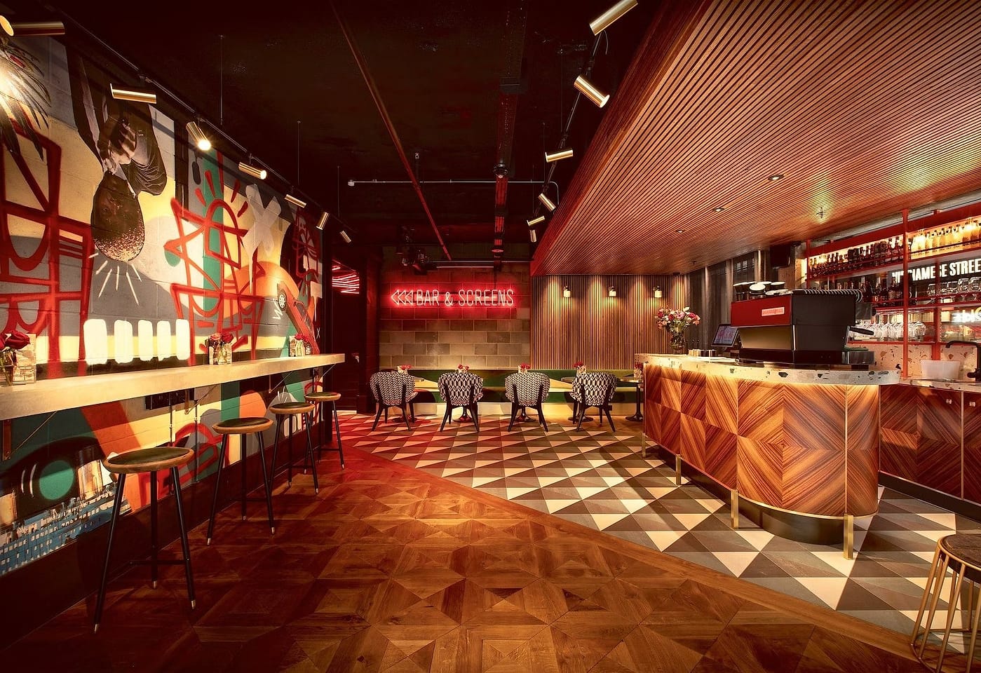 A London art-deco conference room big on presentation: Everyman Broadgate image 3