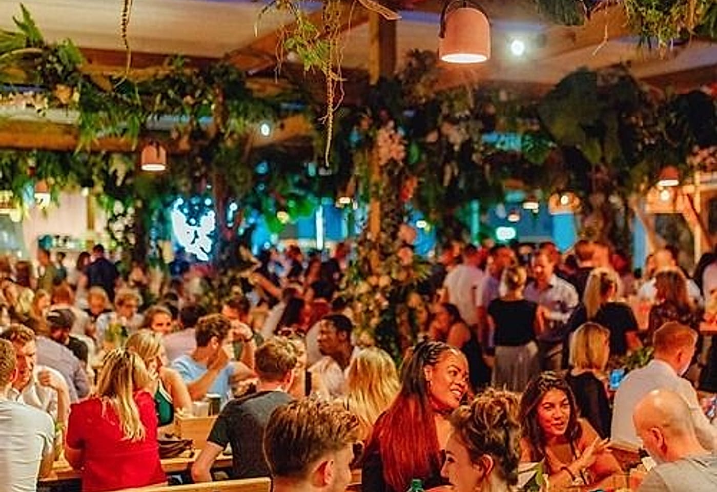 Take the right turn to reach this outdoor bar: Lost in Brixton image 2