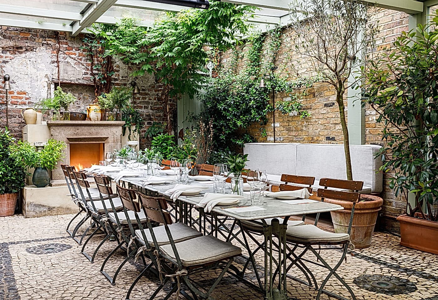 A charming Italian luxury private dining room in London: Luca1