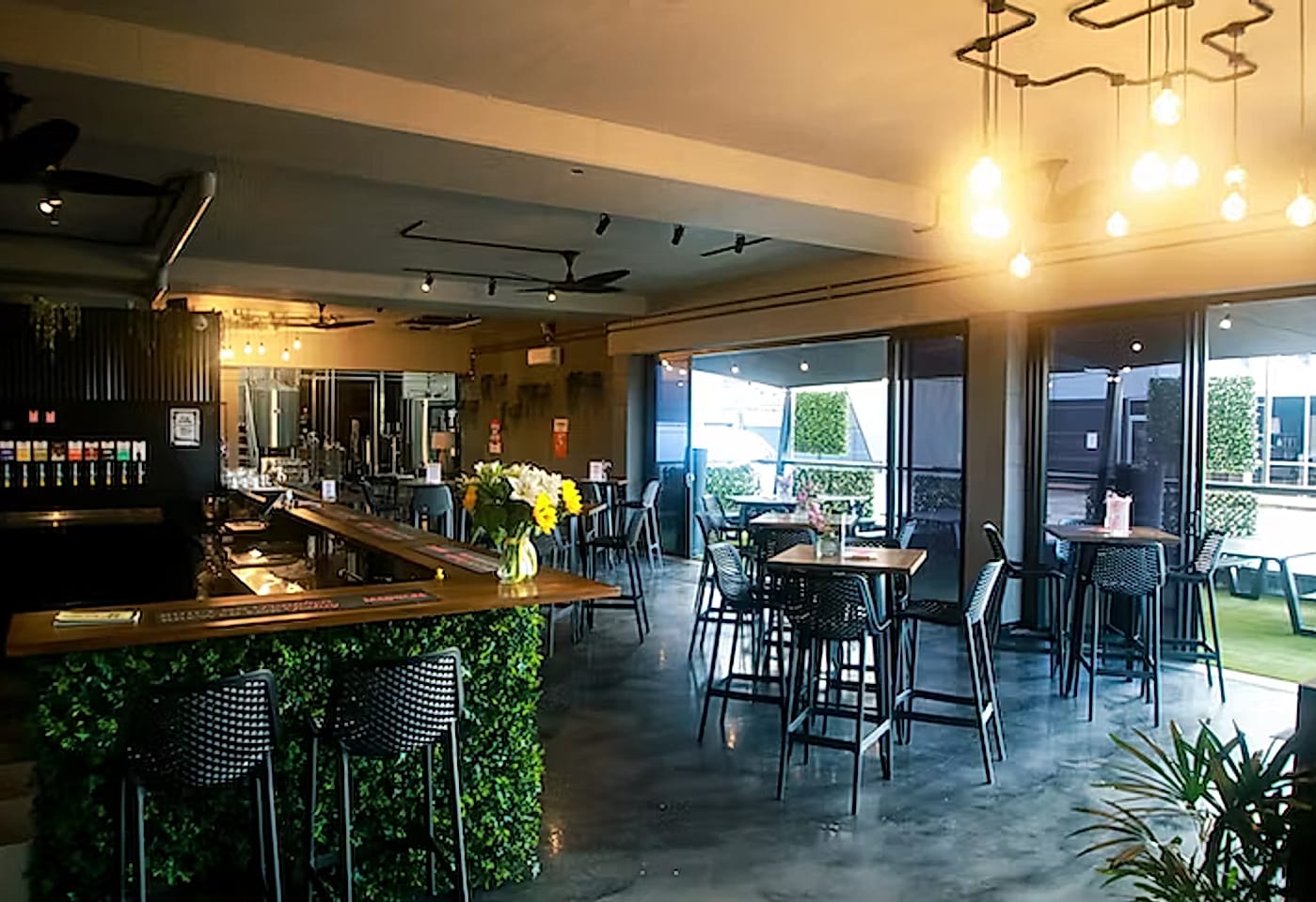 Madocke Beer Brewing Company | Indoor Bar and Outdoor Seating | Venue Hire Gold Coast | 2