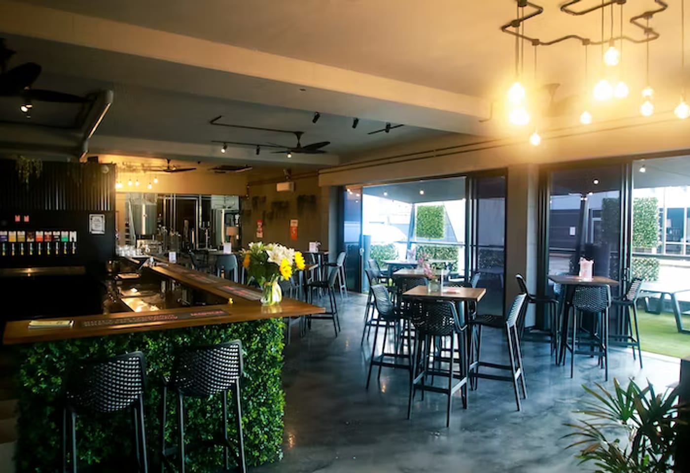Madocke Beer Brewing Company | Indoor Bar and Outdoor Seating | Venue Hire Gold Coast | 2