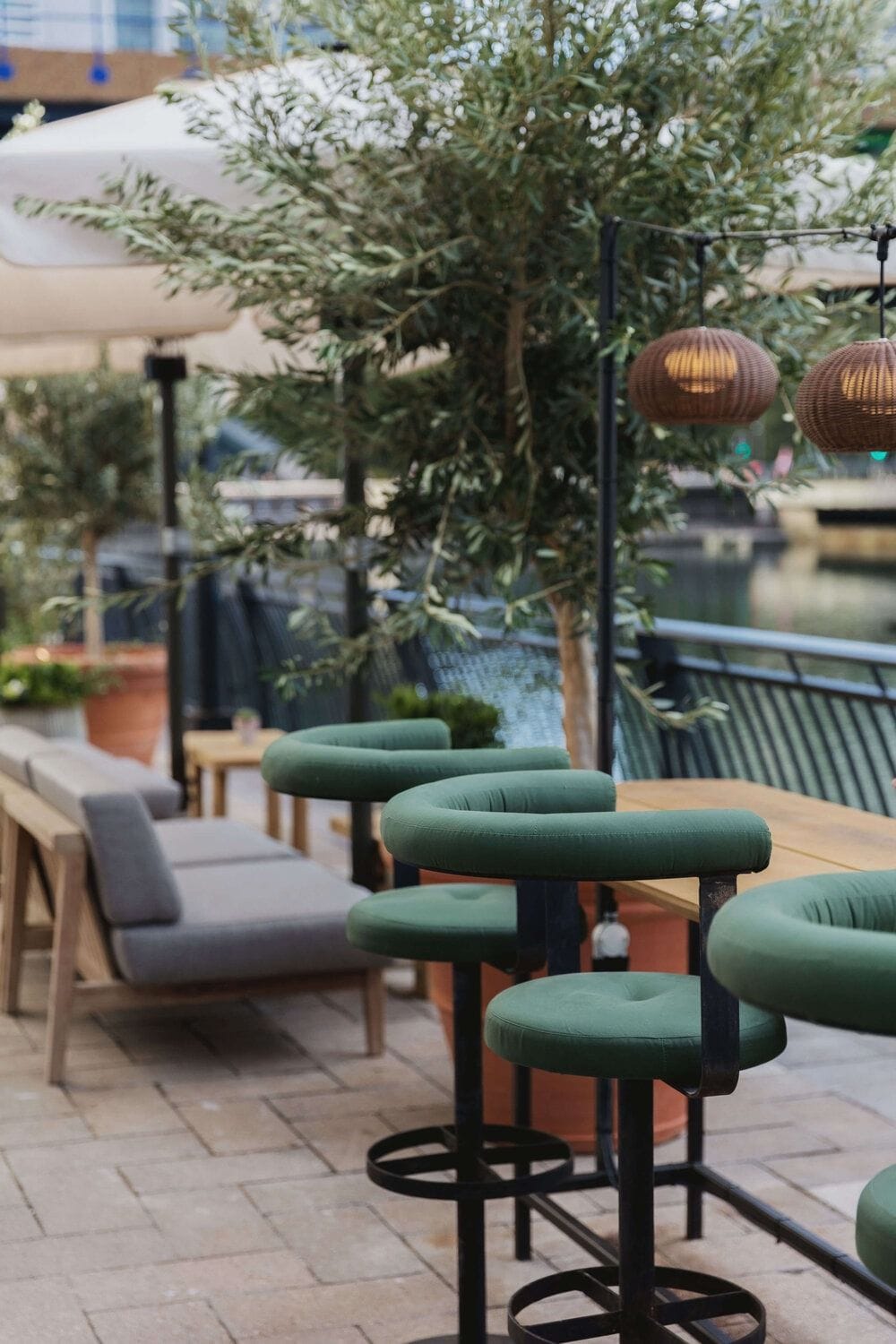  No.35 Mackenzie Walk canary wharf bar 1