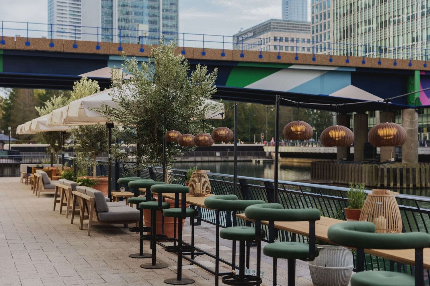  No.35 Mackenzie Walk canary wharf bar 1