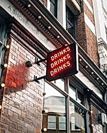 Shoreditch sign displays the words 'drinks drinks drinks'