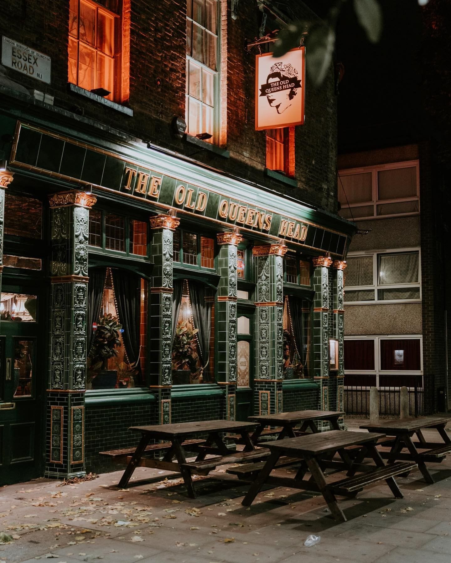 Old queen's head angel pub