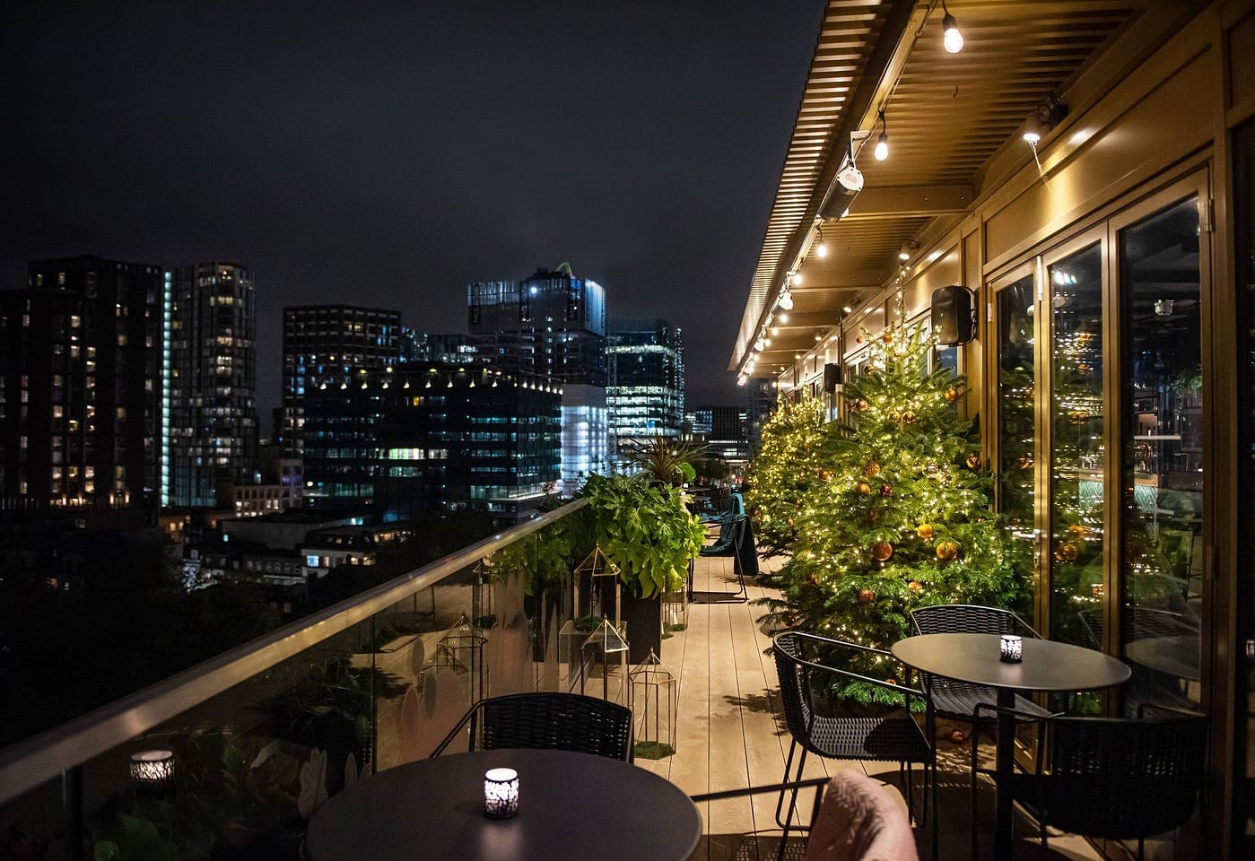 A luxury high-rise meeting room: PocketSquare Skyline Bar image 3