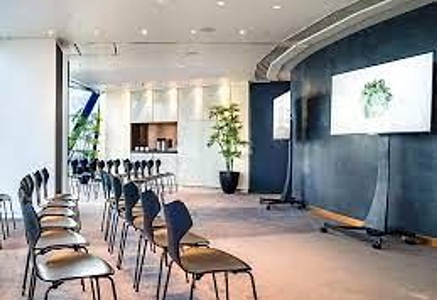 For a taste of the highlife book this towering meeting room: Searcy's at The Gherkin image 3