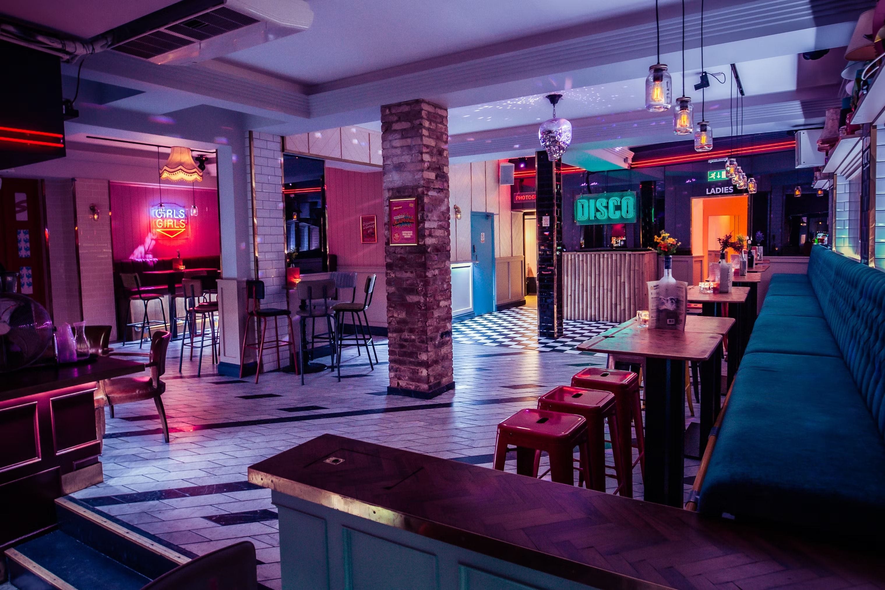 Simmons, Fulham  Fulham Cocktail bars