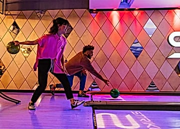 Strike Bowling Surfers Paradise | Close up of People Bowling | Venue Hire Gold Coast | 1