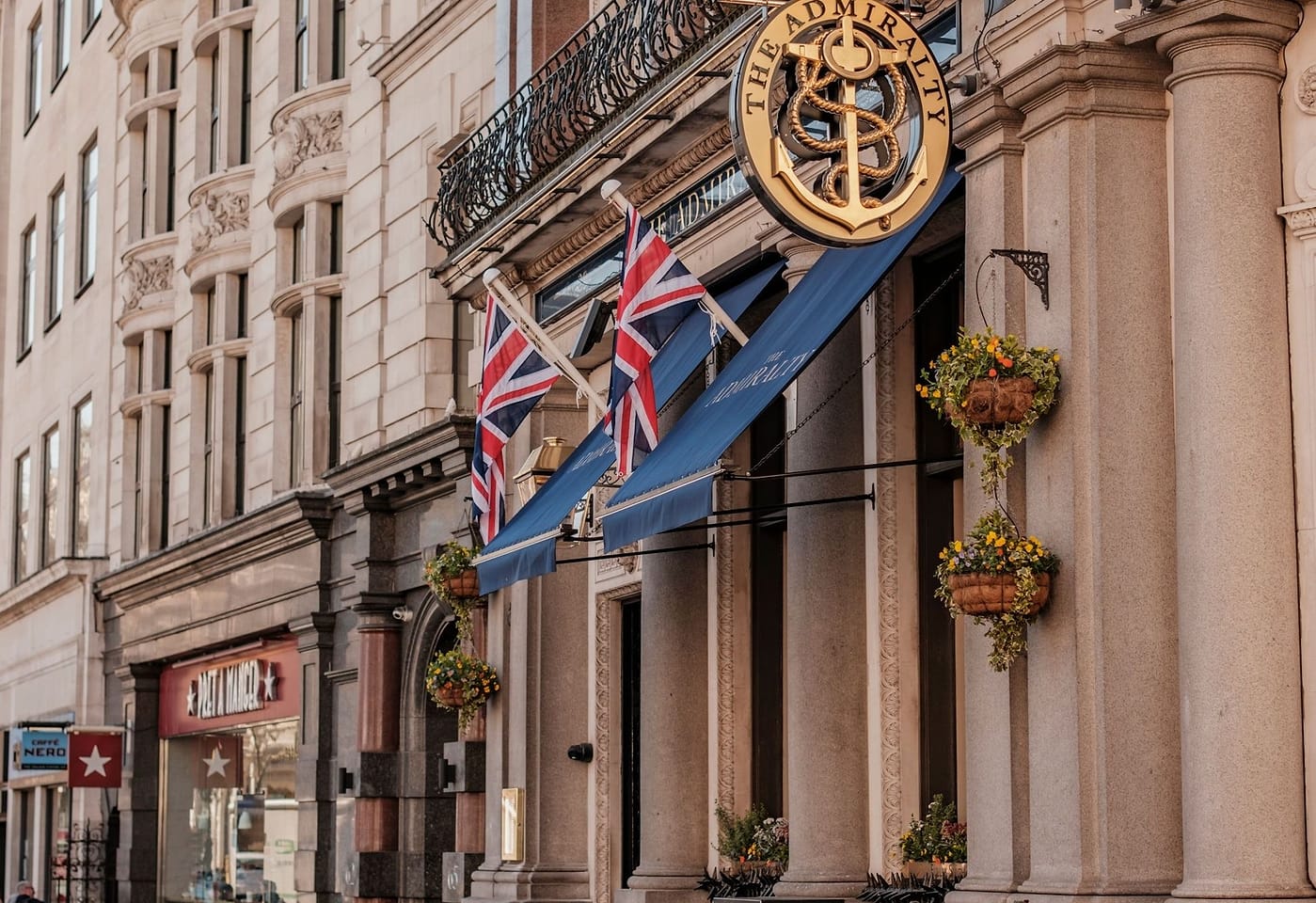 A historic pub with a fully stocked bar: The Admiralty image 3