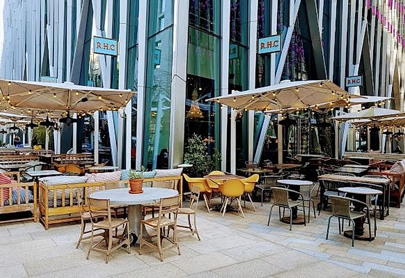 A sophisticated outdoor bar in Victoria: Rail House Victoria image 2