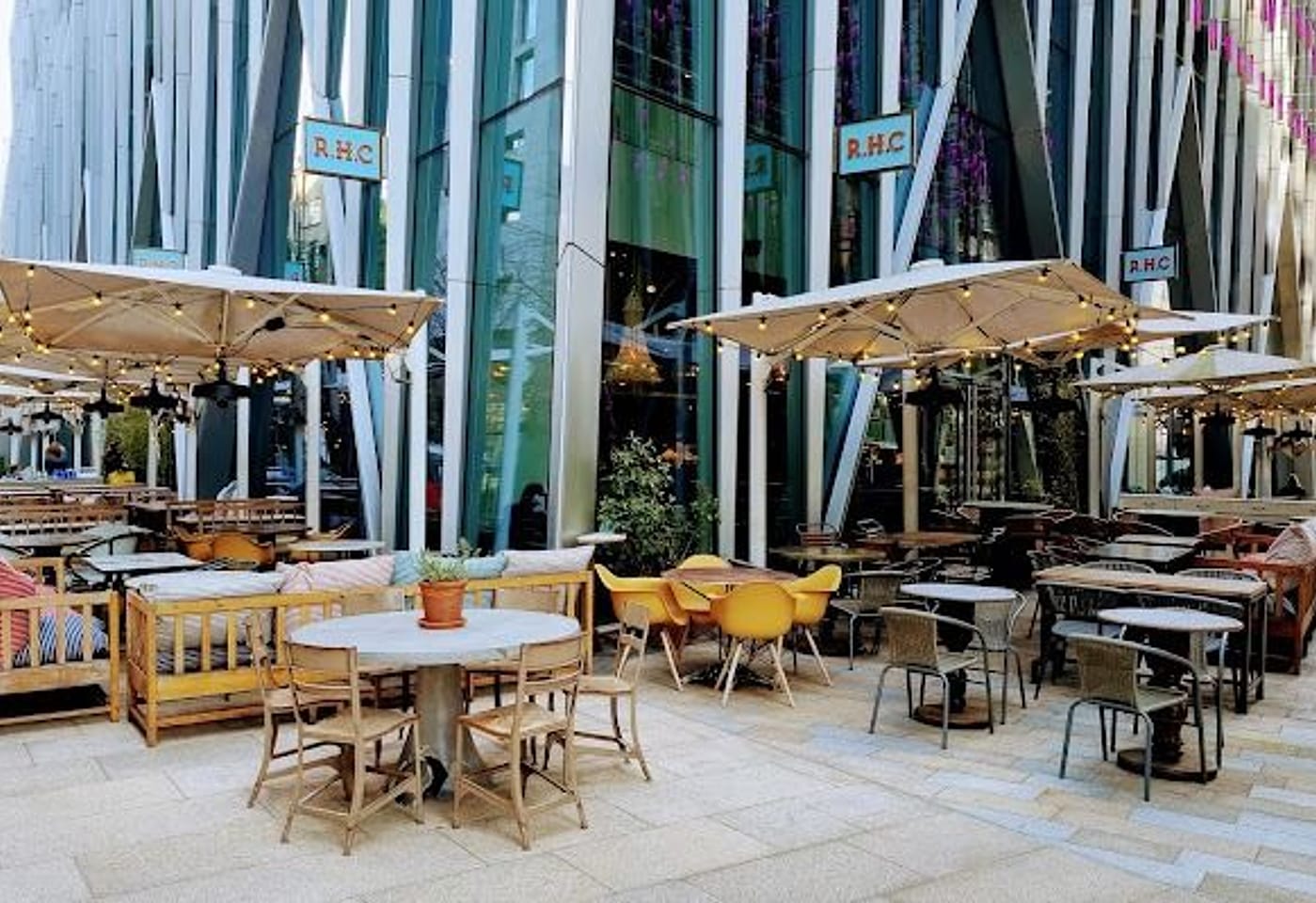 A sophisticated outdoor bar in Victoria: Rail House Victoria image 2