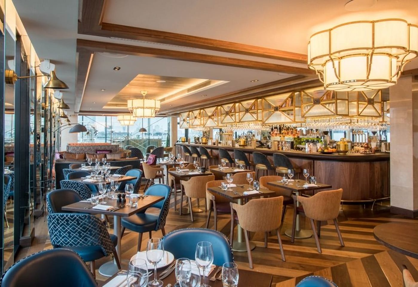 A sophisticated outdoor bar in London: Aviary1