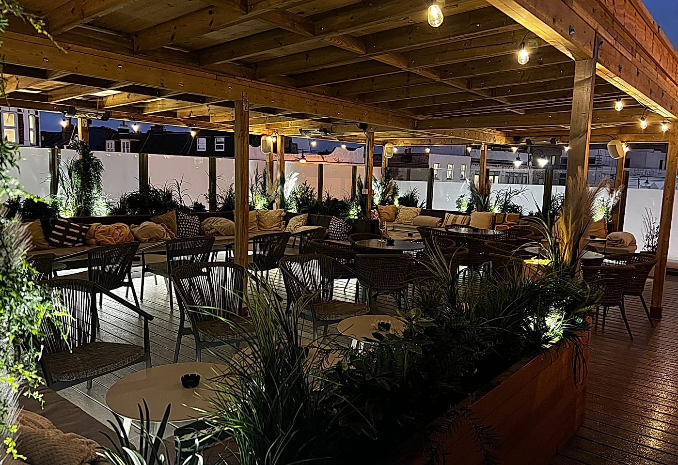 A modern outdoor bar in London: The Corin 1