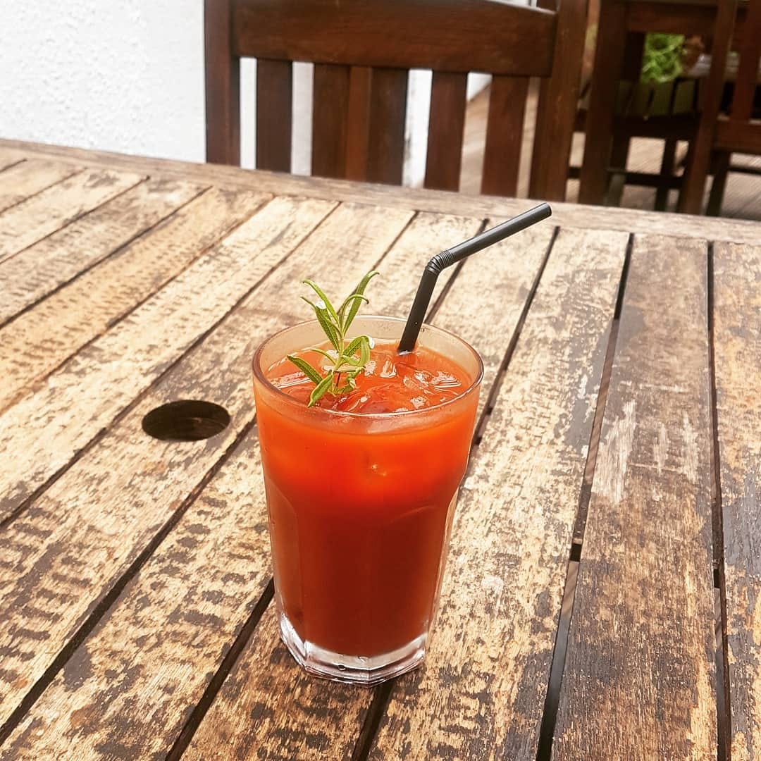 cocktail at the foxglove freehouse in islington london