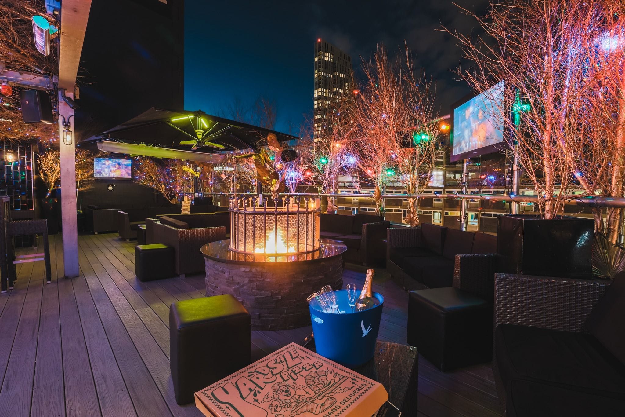 A golden outdoor bar in London: Golden Bee1