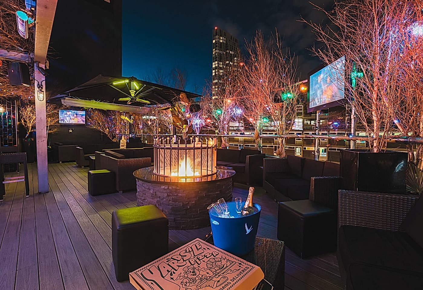 A golden outdoor bar in London: Golden Bee1