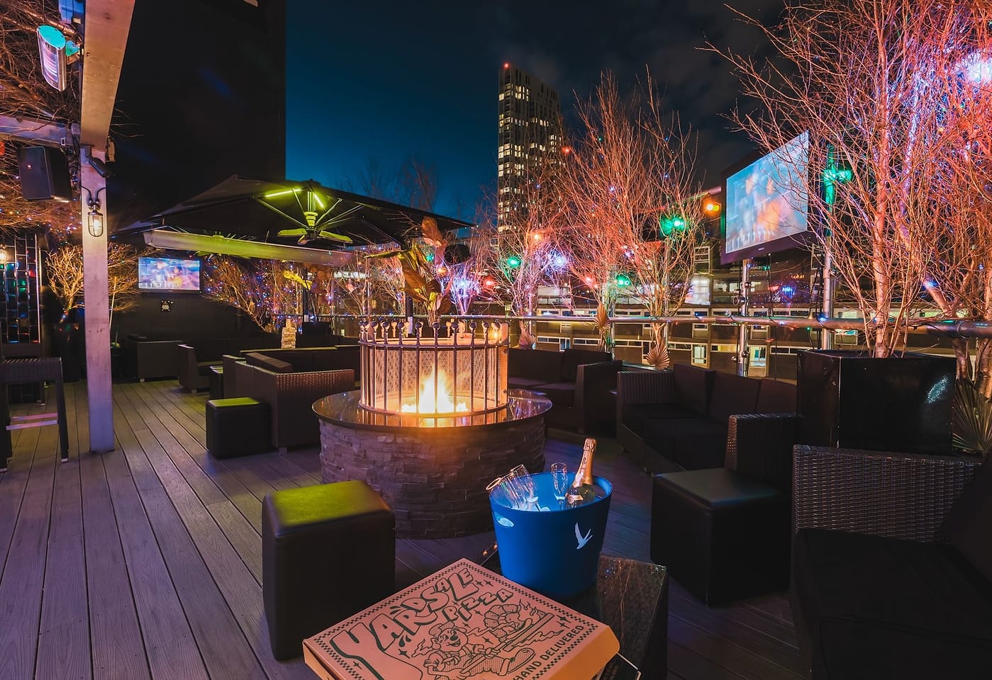 A golden outdoor bar in London: Golden Bee1