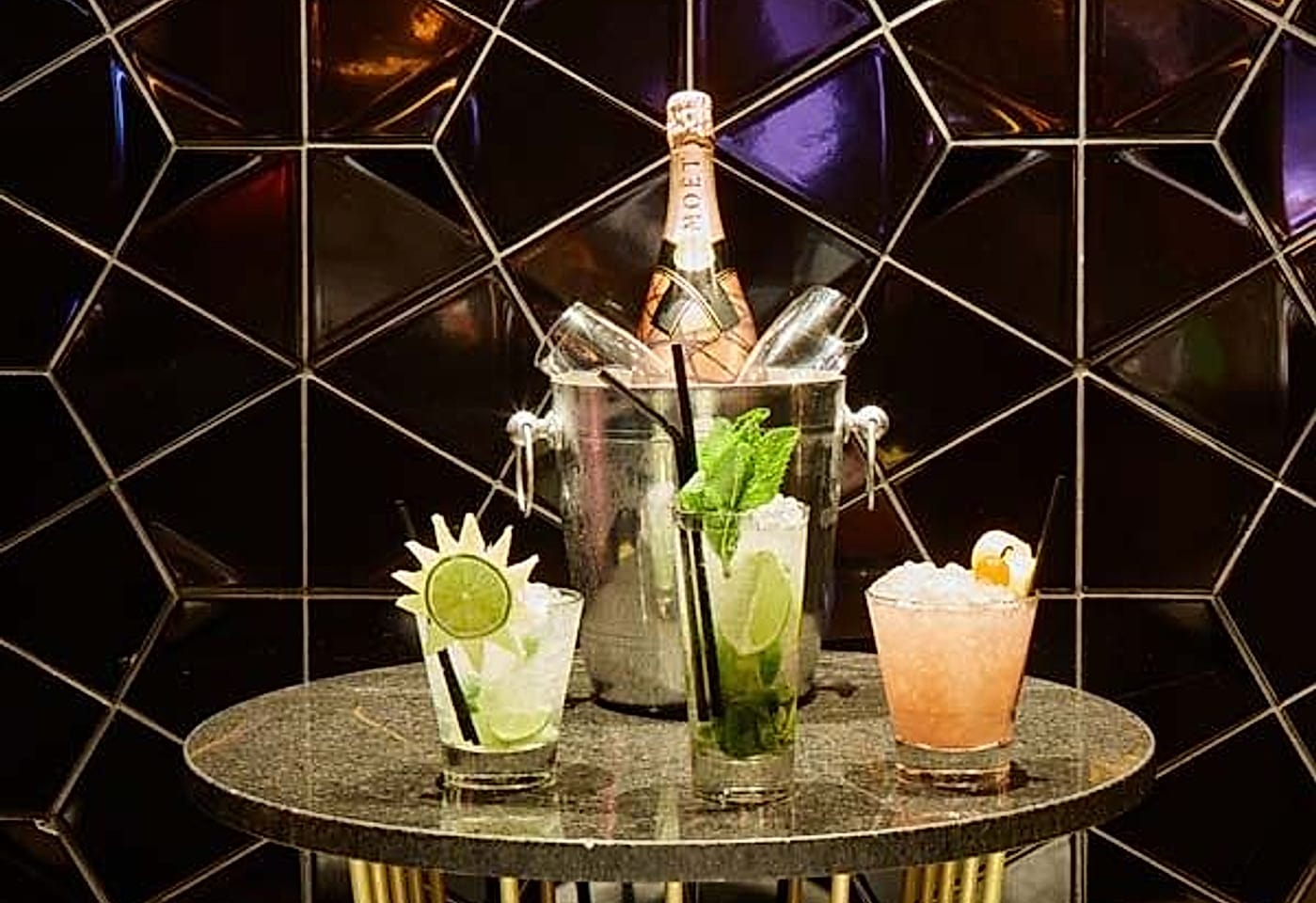 A golden outdoor bar in London: Golden Bee image 3