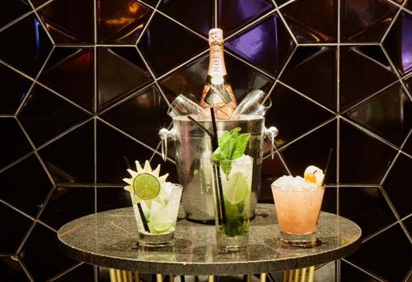 A golden outdoor bar in London: Golden Bee image 3