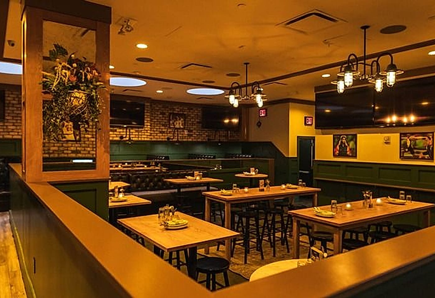 Retro charm meets rowdy celebration: Goldie’s Tavern1