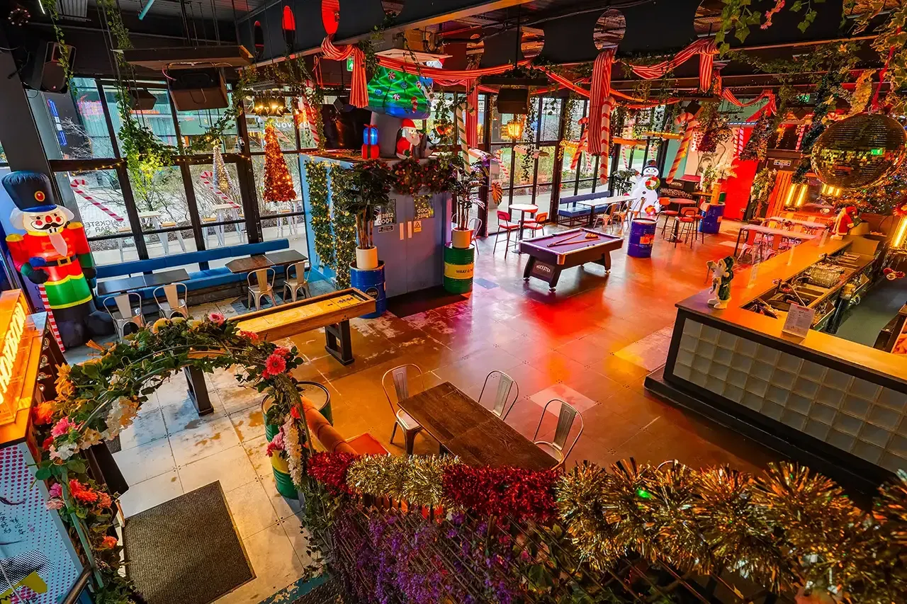 A London bar with themed karaoke rooms: Huckster1