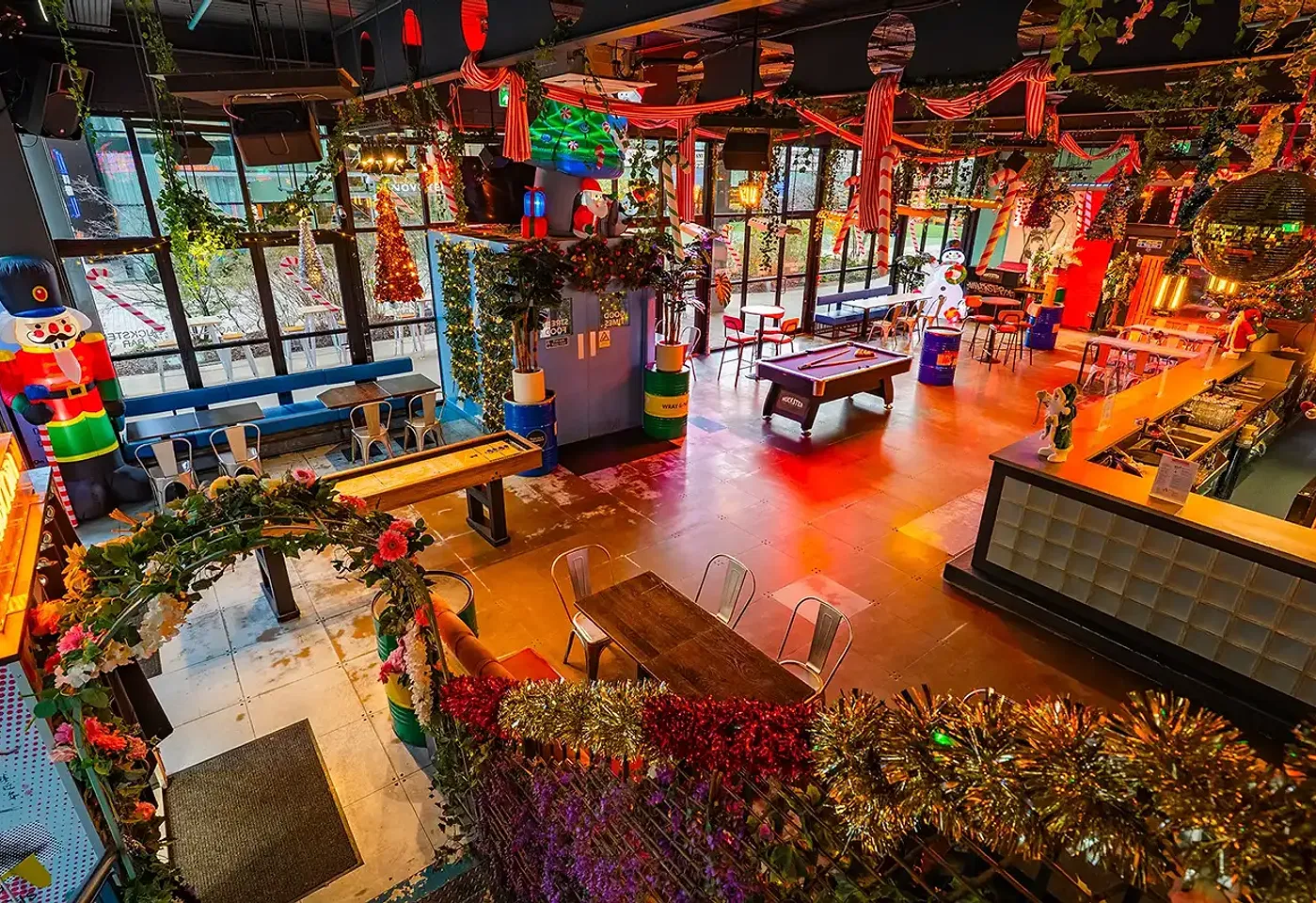 A London bar with themed karaoke rooms: Huckster1