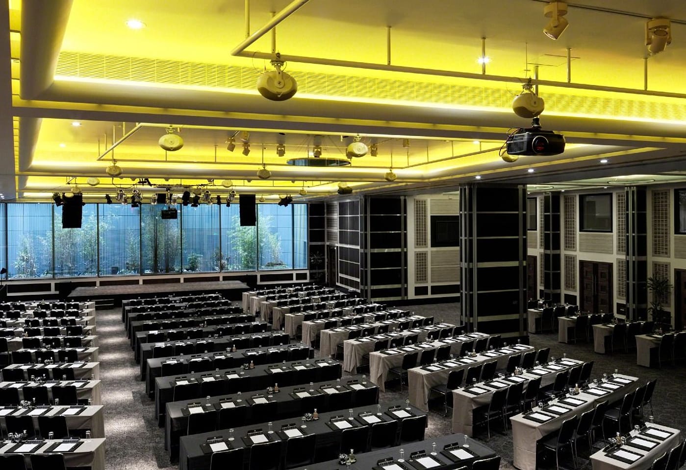 A well connected hotel with a rooftop suprise: Leonardo Royal St. Pauls1