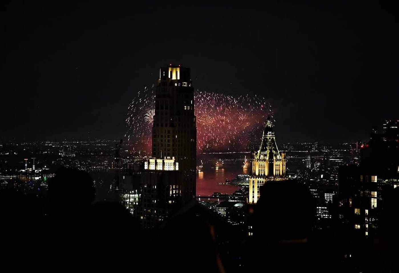 A FiDi, sky-high bar with a view of the fireworks: Overstory image 2