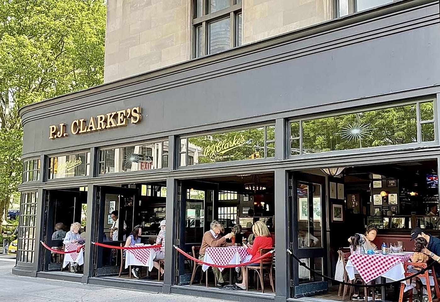 pj clarke's new york city business lunch restaurant private events nyc