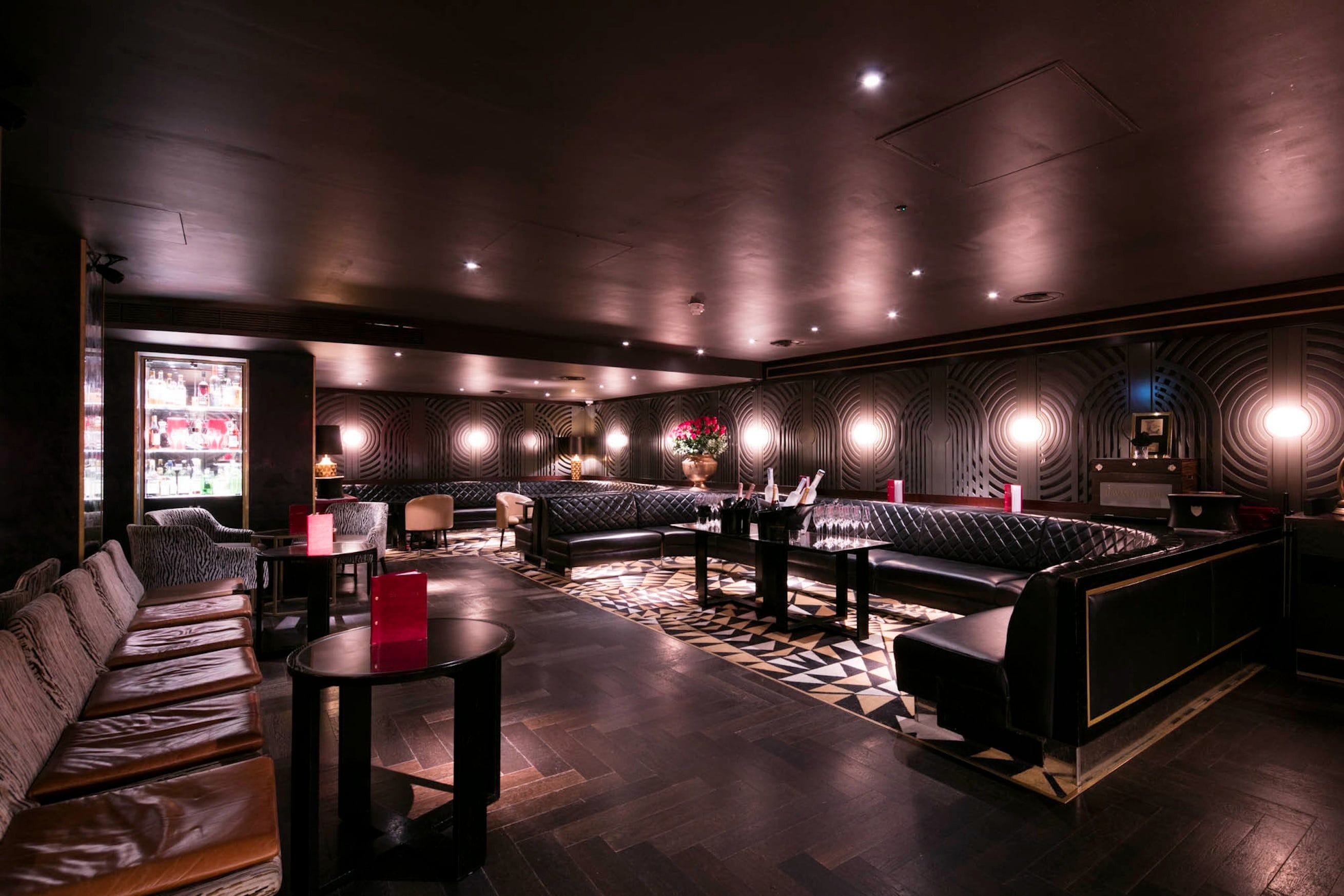interior the mezzanine at quaglinos green park bar london