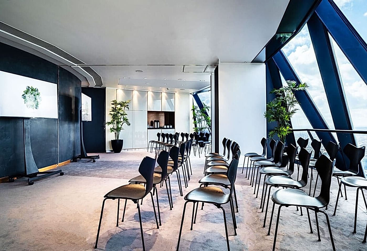 For a taste of the highlife book this towering meeting room: Searcy's at The Gherkin1