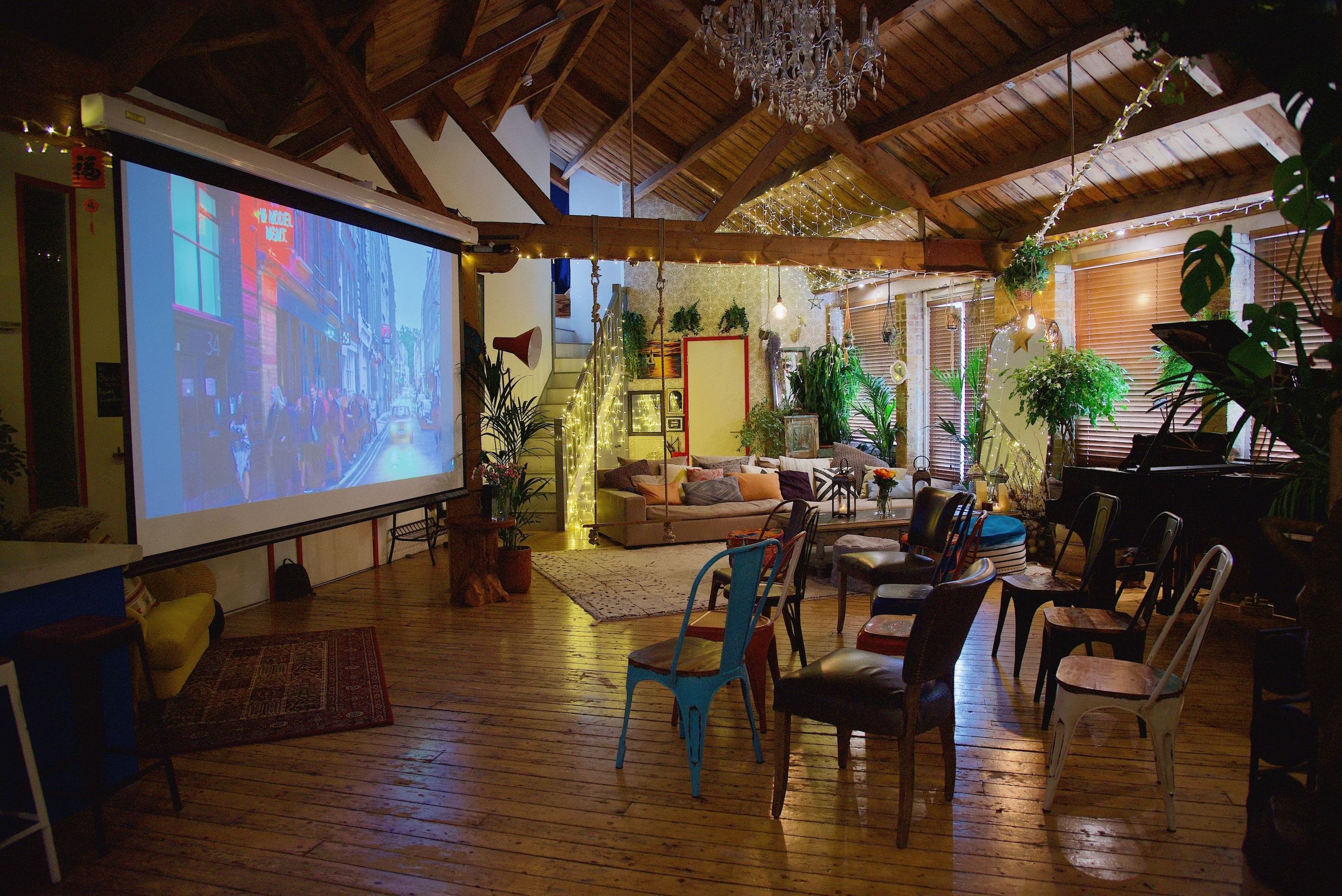 Full of oak furnishings & greenery: Shoreditch Treehouse image 3