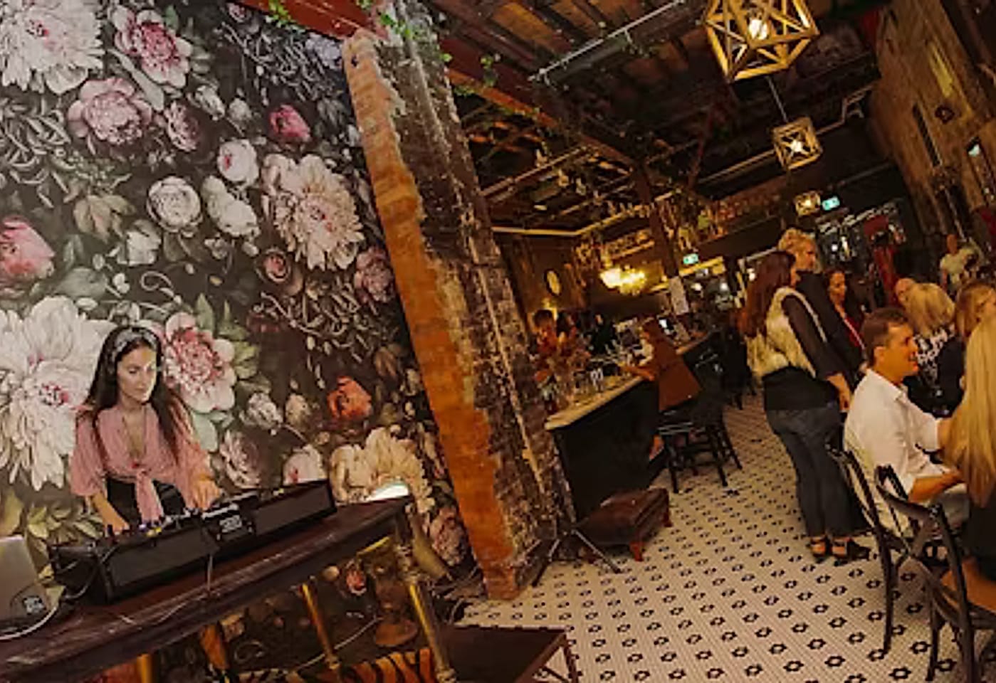 Wii Gii Room - Rooftop, Smoked Garage image 3