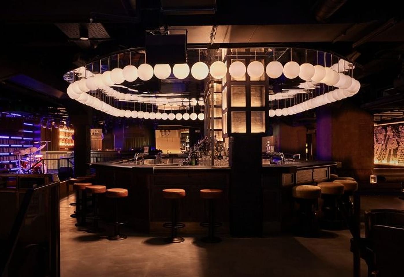 A Covent Garden bar for music lovers: Stereo image 2