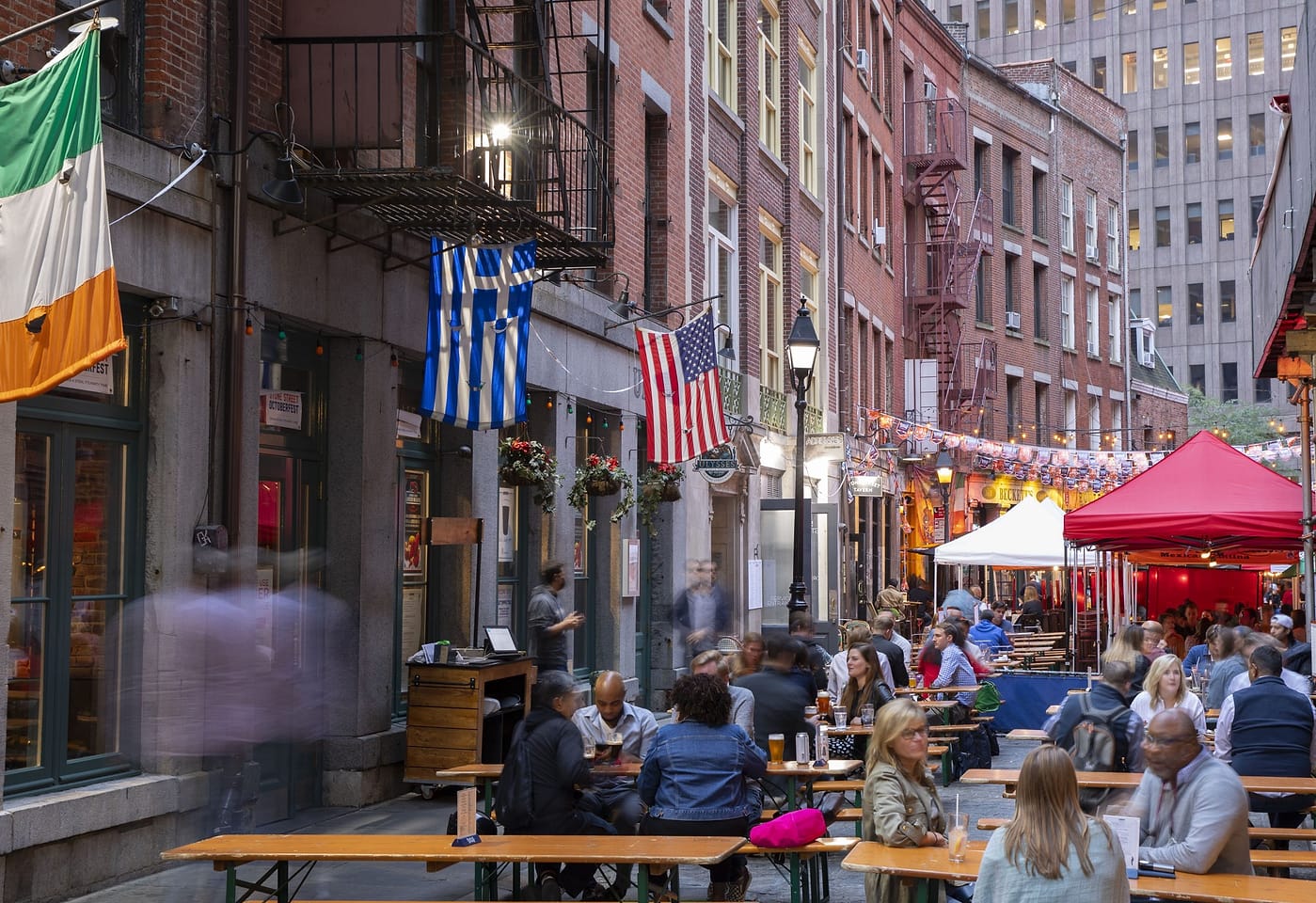 Follow the cobblestone road to this cozy Financial District pub: Stone Street Tavern1