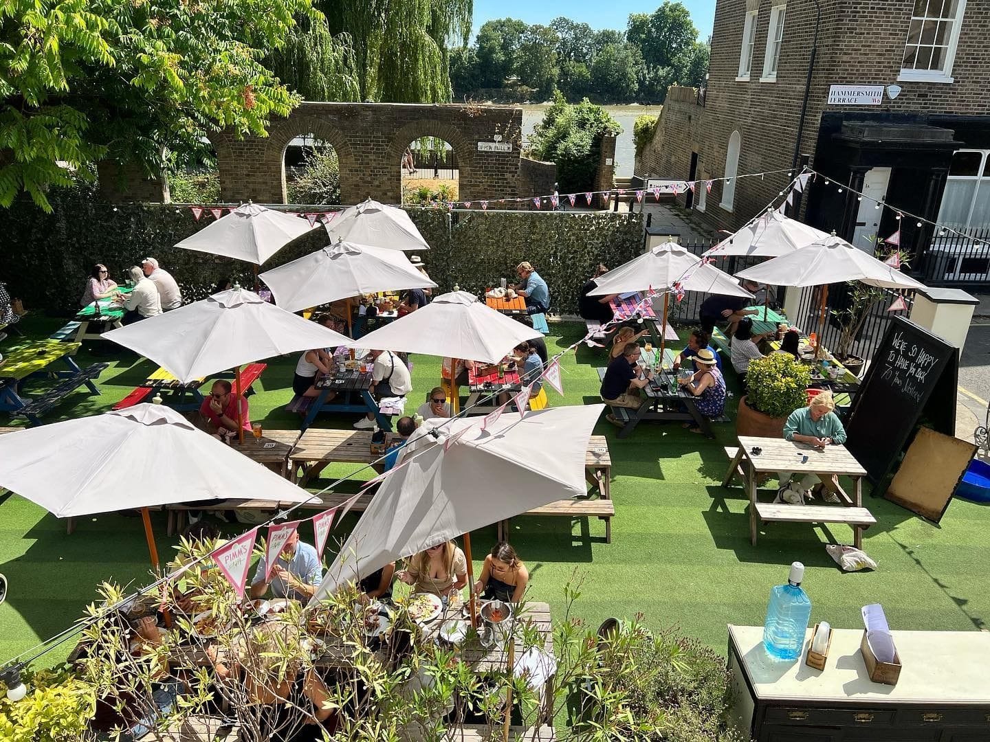 beer garden of the black lion hammersmith river bar