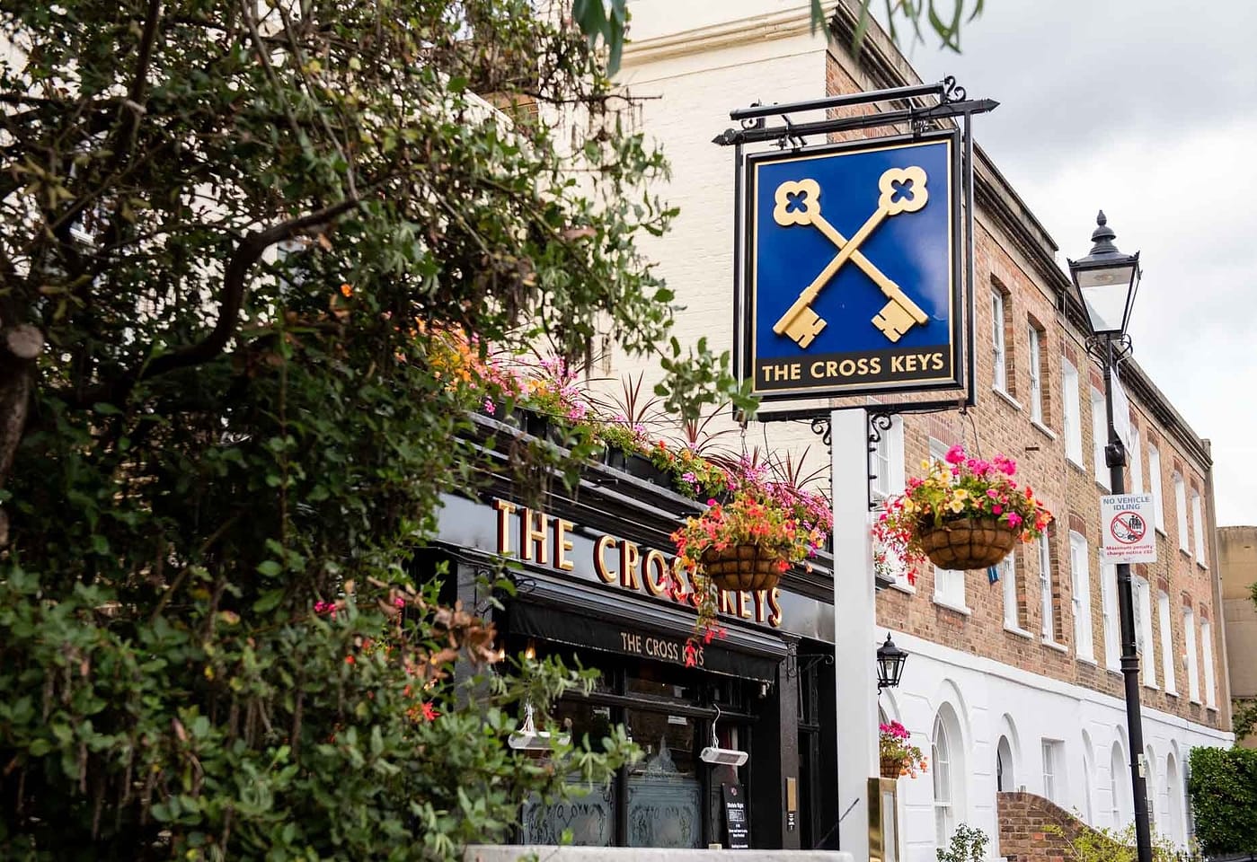 exterior of the cross keys hammersmith london bar